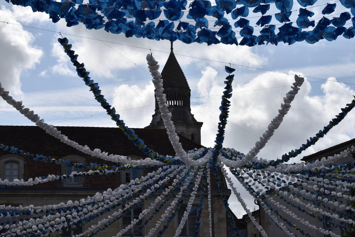 INFO CIRCULATION - Attention, ce lundi jusqu'à 13 heures, la circulation et le stationnement sont interdits place de la Clautre à #Périgueux Les services municipaux y installent les guirlandes de la félibrée.