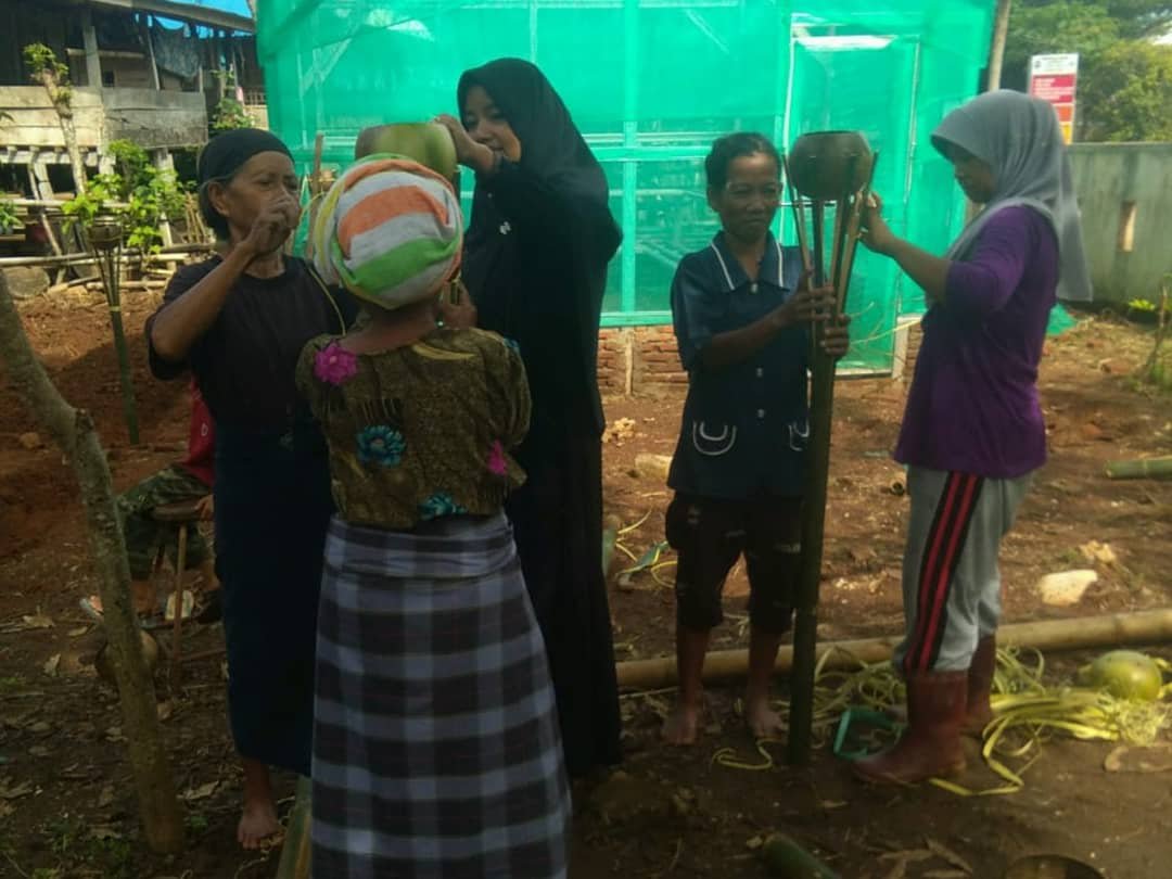 Salam Semangat, 
PHKom #PEREMPUANAMAN Kajang, Sulawesi Selatan pada  tanggal 12 Juni 2019 melakukan kegiatan mengisi tanah ke dalam Polybag di kebun mereka.  #IndigenousWomen  #CollectiveRights #LandRightsNow