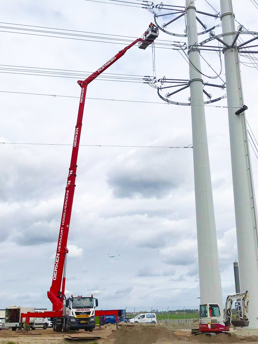 Onze vrachtwagen GL 75 bij het project voor de hoogspanning kabels.