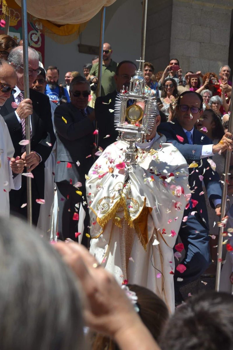 En el crecimiento en la fe nuestra vida de oración diaria se vuelve a veces árida y sin excesivas luces. Es como si Dios se escondiera.