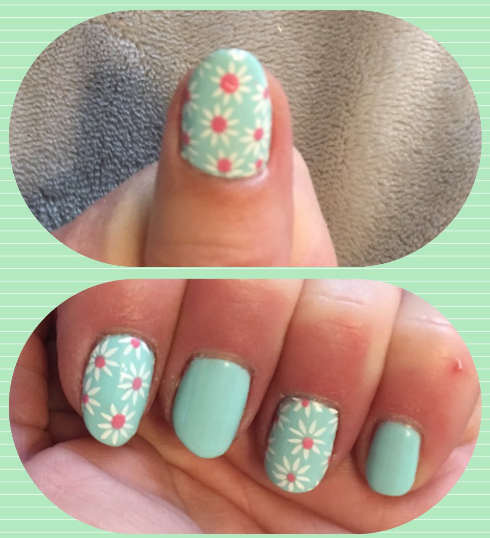 💅💅Mum loved her daisies that much that’s she’s done them again for this week but on some minty pastel green she made 💅💅 #sensationaluk #nailart #gelnails #peeloffbase #nailstamping #islandhopper #whitelilly 💅💅