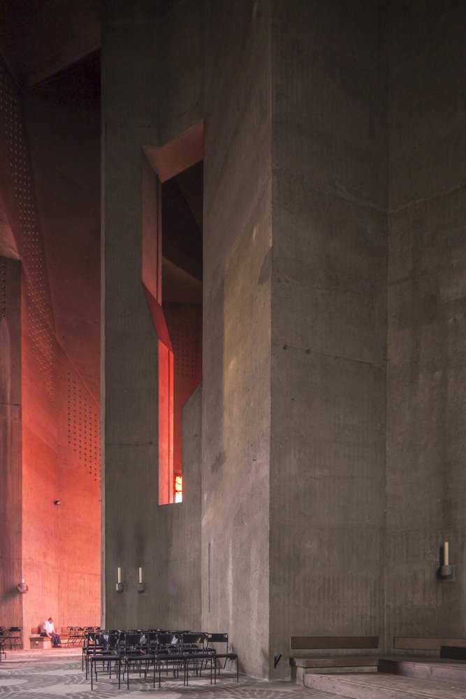 #BrutalMonday _ Iglesia de Neviges diseñada por Gottfried Böhm. (Premio Pritzker) . "Un edificio que se eleva en medio de la ciudad medieval, con formas rotundas y ángulos imposibles reflejo de la sociedad" #Arquitectura #Architecture #Retokommerling