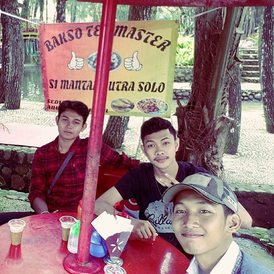 siswa SMA Taruna Persada lagi santai menikmati indahnya alam..😎