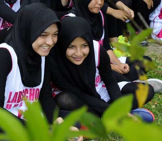 Abas Berhijab Ini Bikin Lapagan Jadi Adem Kayak Lantai Masjid

Baca selengkapnya:
dblindonesia.com/v2/news/abas-b…