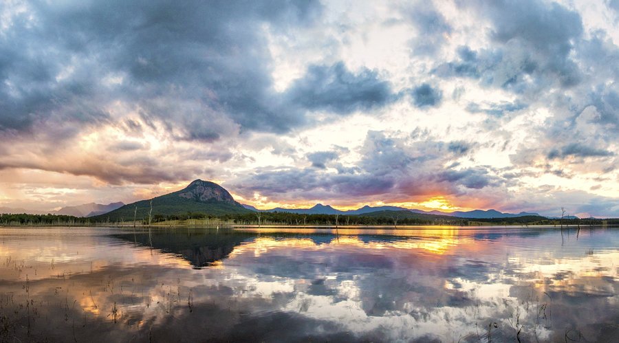 TheKateWall's tweet photo. Sunset over Moogerah Dam yesterday! #ScenicRim #SEQWater #ThisIsQueensland #SeeAustralia @photoweather1 https://t.co/9ydMadE9oG