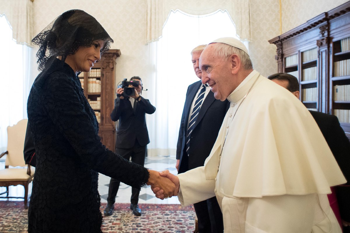 il_piccolo's tweet photo. Balzata alla celebrità planetaria grazie a @Pontifex_it, la #putizza sarà a breve dolce registrato in #Slovenia https://t.co/AX1NqrjsR2 https://t.co/15MzHwpy8J