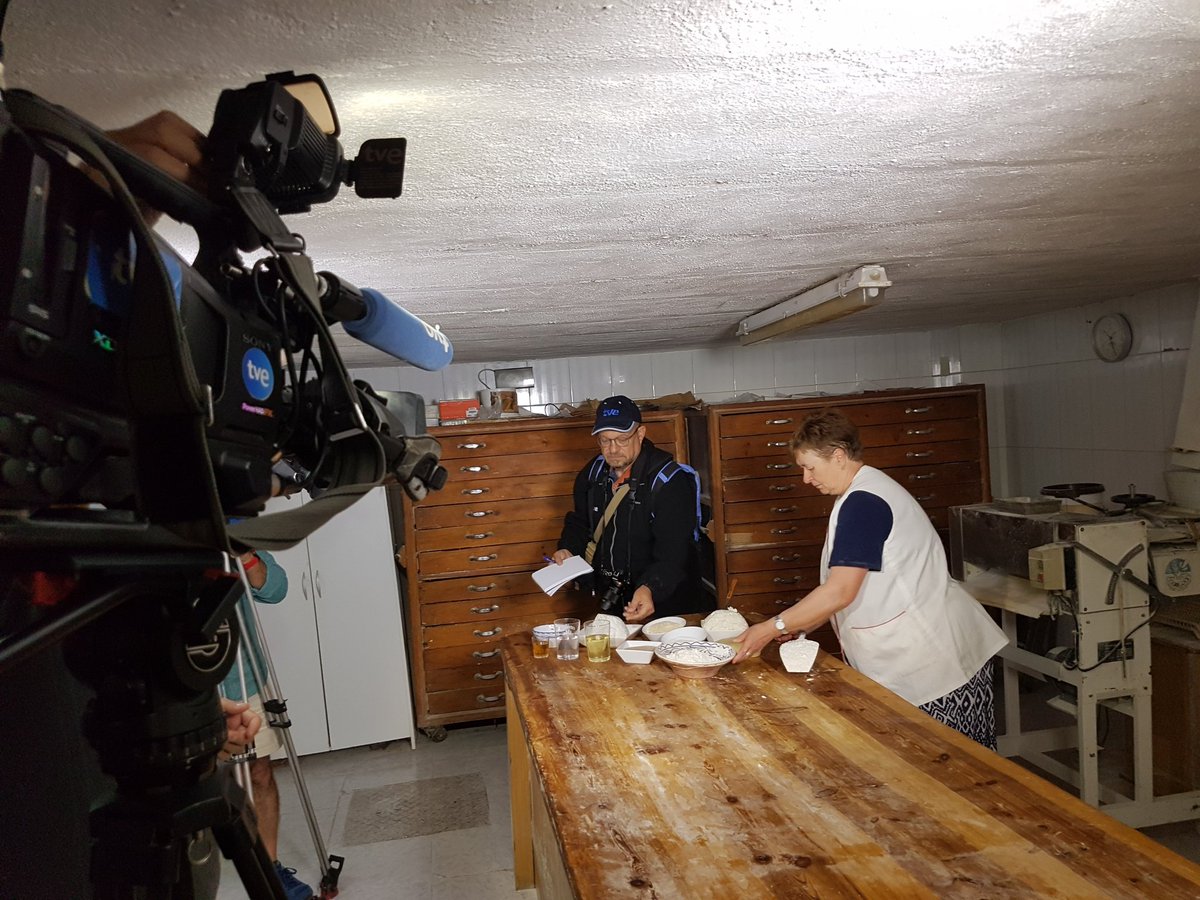 Roquemorella's tweet photo. Hoy recibimos en #Morella @pacolonso @rtve con #somosdietamediterranea empezando por los #flaons @morellaturismo #Gastronomia https://t.co/ZThKtrr2u3