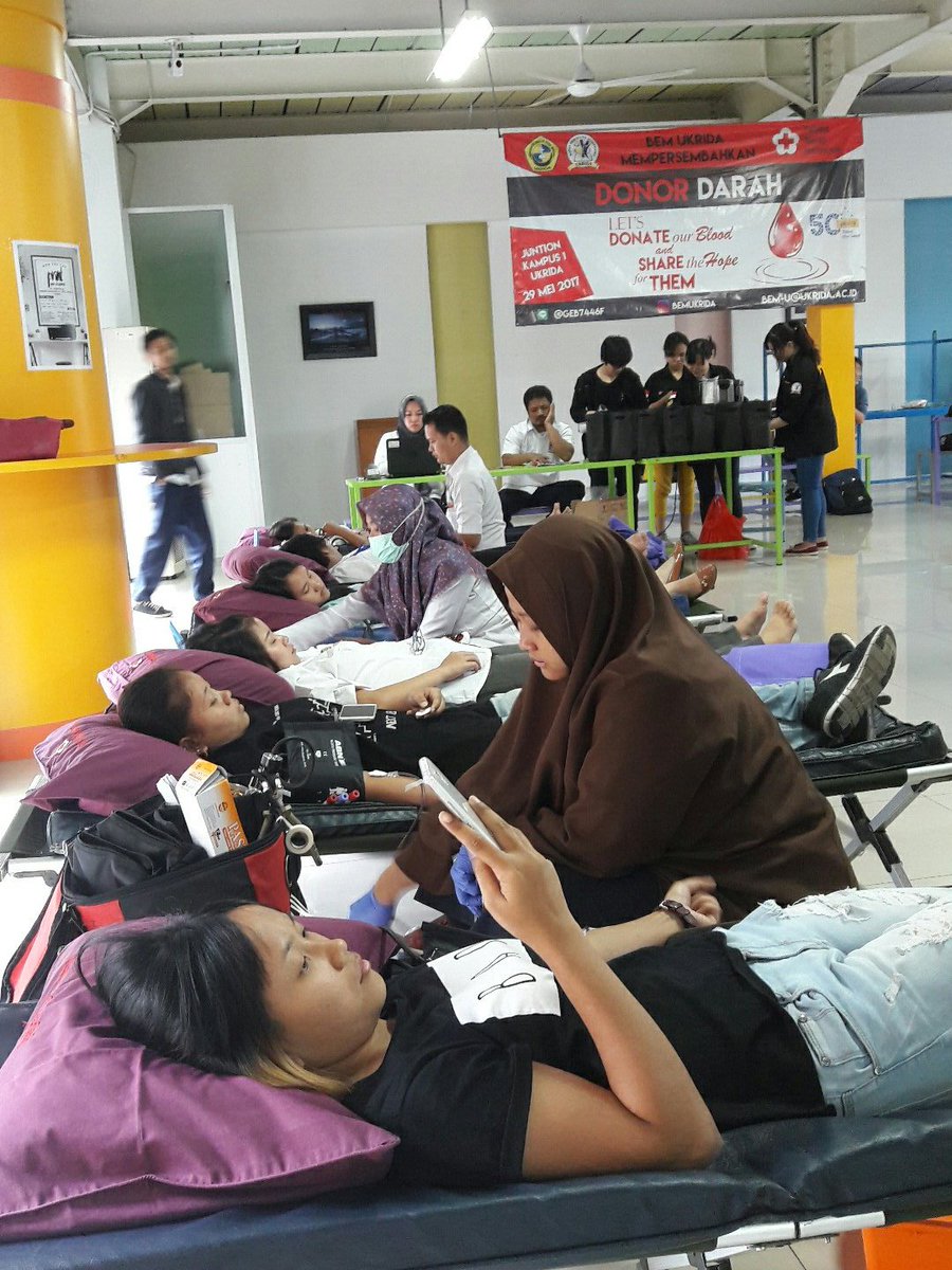 Kegiatan donor darah di Junction Ukrida sedang berlangsung