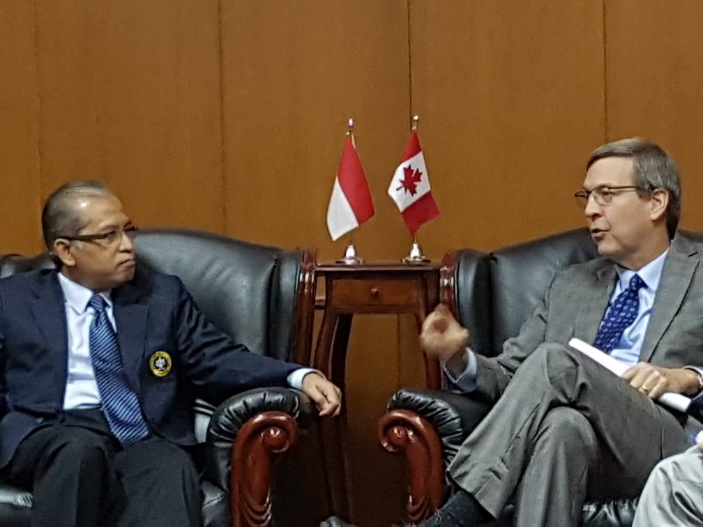 ReadiProject's tweet photo. Peter MacArthur, Ambassador of Canada, meets with Prof. Dr. Herry Suhardiyanto, Rector of IPB @ipbofficial @CanEmbIndonesia #ReadiProject https://t.co/8M4cUNh8dE