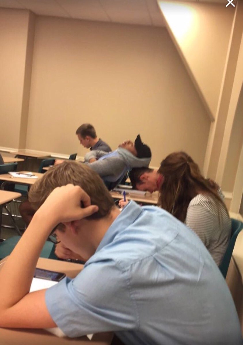 gusantos_'s tweet photo. Isso que eu chamo de "trabalho em equipe na classe"😂 https://t.co/DWrlD9iMUl