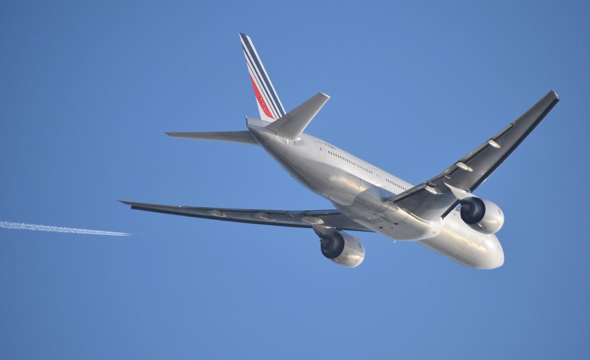 collinkrum's tweet photo. @Boeing @BoeingAirplanes @flyLAXairport @potnusa @planesonthenet @flightradar24 .@Boeing 777-200 (@airfrance #AF69/#FGSPH) departing @flyLAXairport for @ParisAeroport #CDG w/ bonus mystery plane in the background #avgeek https://t.co/zPCbxTmJnF