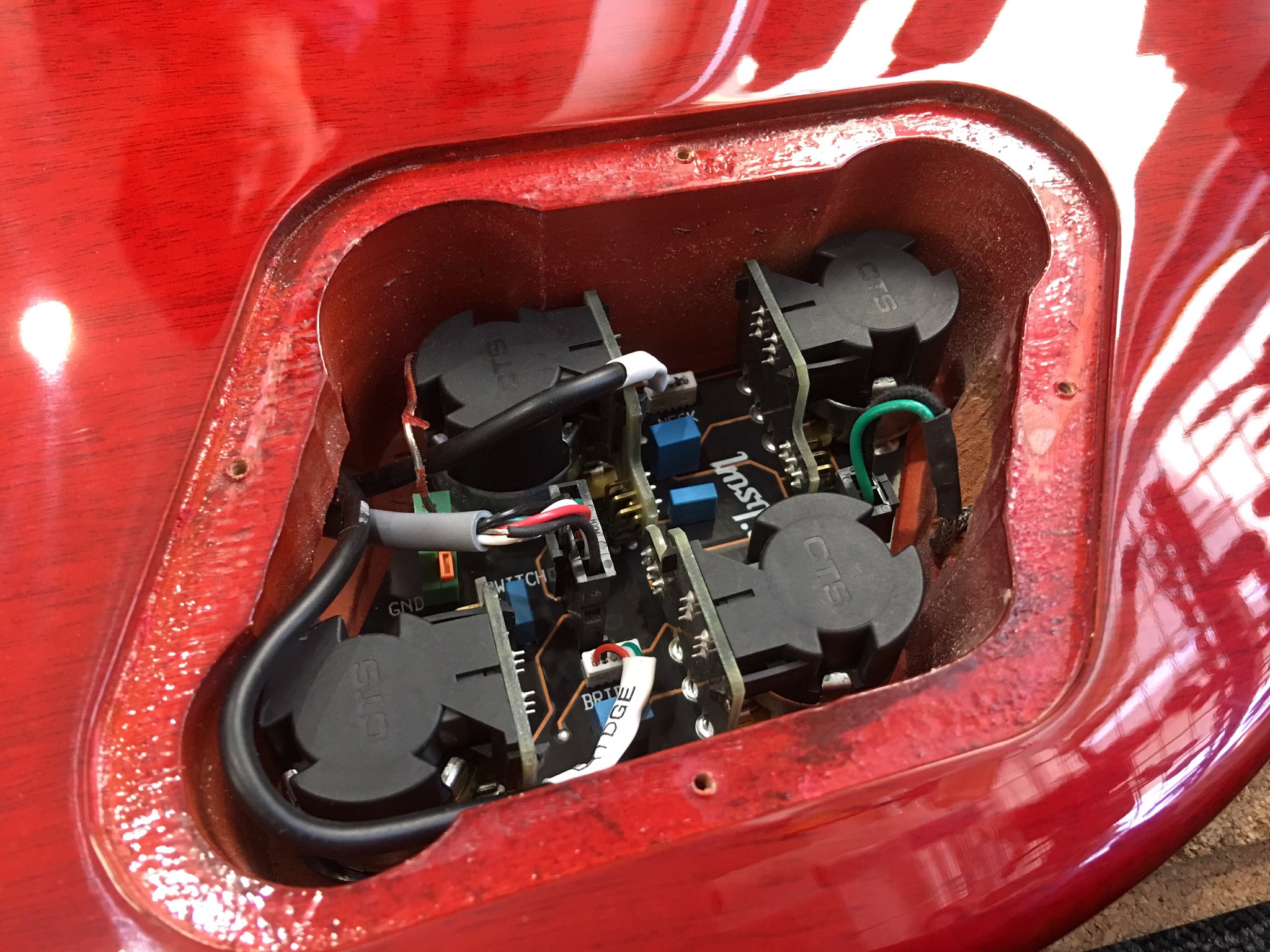 Y O S ギター工房 ギブソンの17レスポール コントロールキャビティ開けてみたらこんな景色 賛否あるかと思いますが メーカーの生産効率はかなり上がりそうです ただ これはもうユーザーさんが気軽に触れられる部分は特に無いなと ポット交換一つ Y O S ギター工房 ギブソンの17レスポール コントロールキャビティ開けてみたらこんな景色 賛否あるかと思いますが メーカーの生産効率はかなり上がりそうです ただ これはもうユーザーさんが気軽に触れられる部分は特に無いなと ポット交換一つ