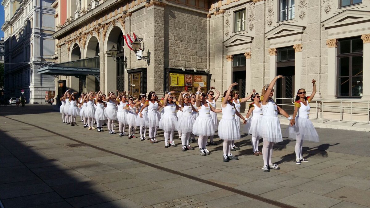 mtalaverxtec's tweet photo. Què han fet 38 #guapesblanques a #Viena? Ballar, ballar, ballar i fer ballar la gent. Preparant la #fmbib17. #blancs #granollers https://t.co/eWHslGdCDq