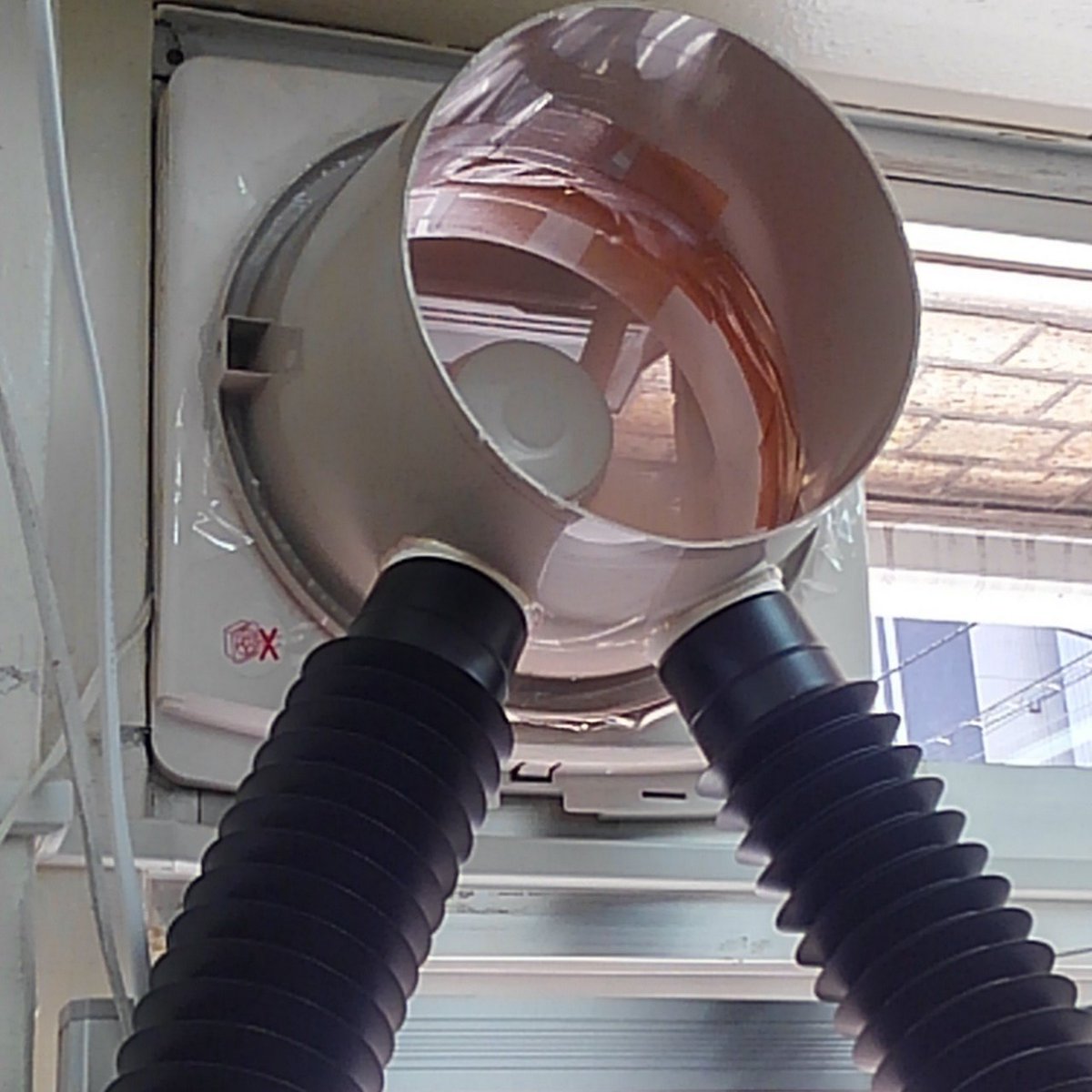 O Xrhsths 石膏粉末p Sto Twitter 塗装ブース導入 換気扇の前にポリバケツで作ったダクトを付けて そこにブース からの排気を合流させています バケツダクト内の空気の流れに排気を乗せるので室内への逆流を防げますし 見ての通り換気扇もほぼ今まで通り使えます