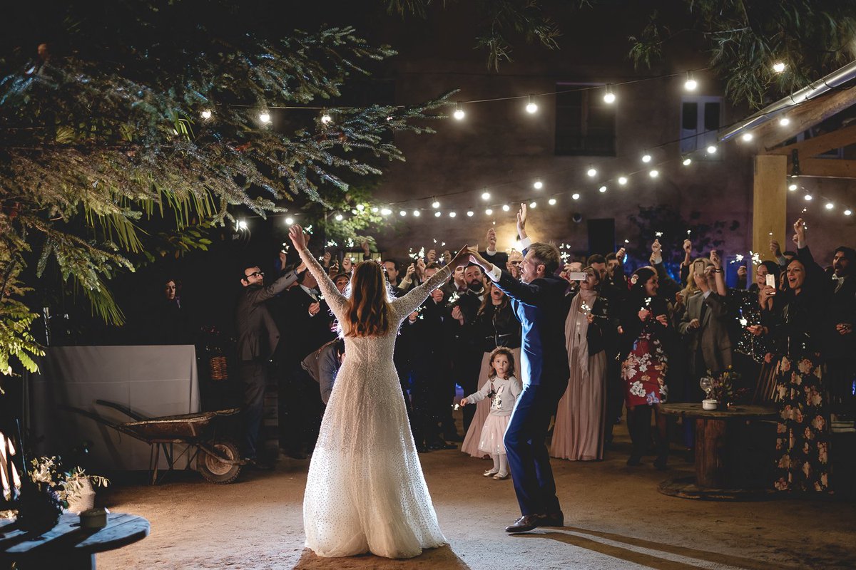 f2studios's tweet image. Novios que rien bailan y cantan hasta el amanecer