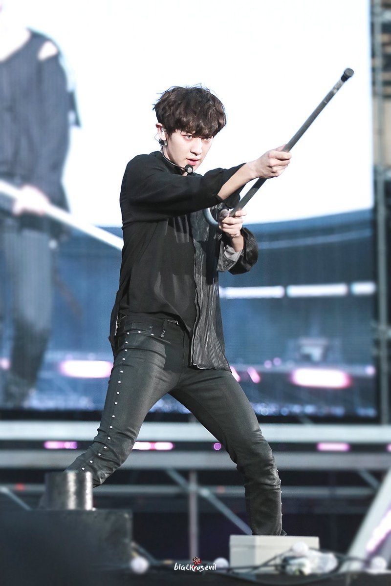 mdzlhcy_'s tweet photo. เอ็กโซชุดดำกับไม้เท้าเป็นอะไรที่ฮอตมากๆทุกครั้งที่พวกเค้าขึ้นแสดงนะ แบบจะเห็นกี่รอบก็รู้สึกว่าเซ็กซี่อ่ะ ยิ่งคอนดอทยิ่งแบบ ดูดีขึ้นมากกก 😭💘 https://t.co/BQxDlP28GM