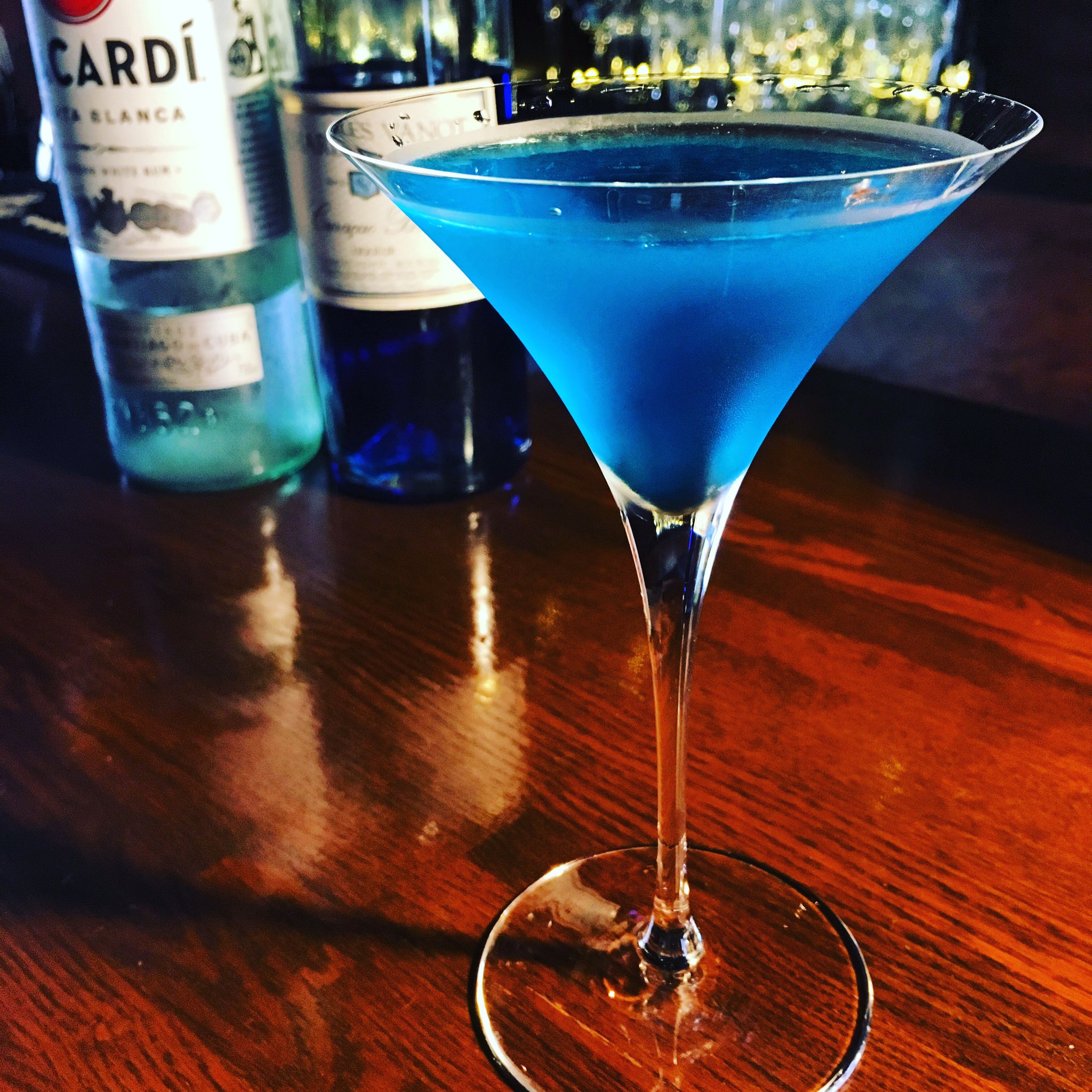 Bar真鎖夜 本日はご予約がありません お気軽にご来店ください 21時までキャラカクもオッケーです 良く聞かれるのですが 15時からでもアルコールお出ししてますよ 画像はスカイダイビング 暑い日にぴったりな爽やかなブルーとライムの爽快感にラム Bar真鎖夜 本日はご予約がありません お気軽にご来店ください 21時までキャラカクもオッケーです 良く聞かれるのですが 15時からでもアルコールお出ししてますよ 画像はスカイダイビング 暑い日にぴったりな爽やかなブルーとライムの爽快感にラム