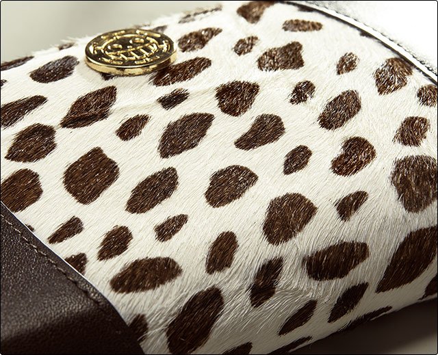 アニメイト商品情報局 グッズ情報 One Piece 永遠の絆レザーウォレット ロー トラファルガー ロー とコラソンの固い絆をテーマにかつてないプレミアムな長財布が登場 帽子とおそろいの柄などローにまつわる様々なモチーフを大 胆にアレンジ