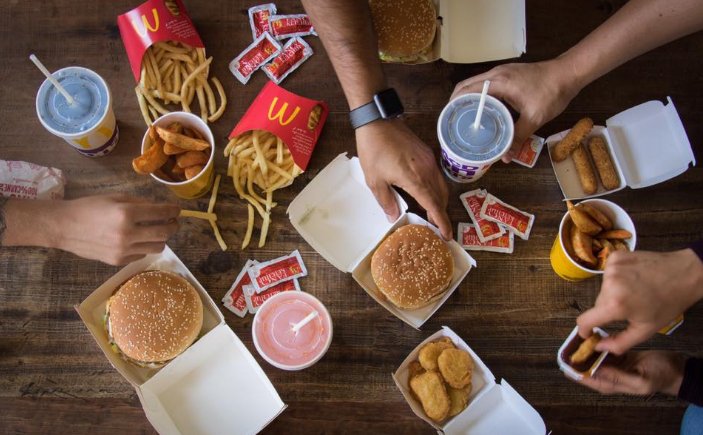 McAuto_Club's tweet photo. ¿Sois de los que compartís las patatas y los complementos e incluso la hamburguesa? #McDonalds https://t.co/jhVlP0PLjK