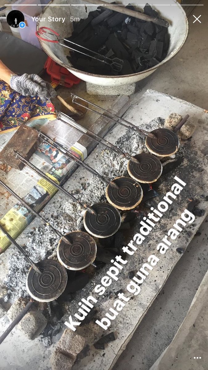 rfqhrzli's tweet photo. No pos sebab takut pecah, hanya boleh cod area port klang/klang/shah alam. Dm for order 😊 #helpmyparents #kuihsepittradisional #sedapwehhh https://t.co/55Y4ReRemf
