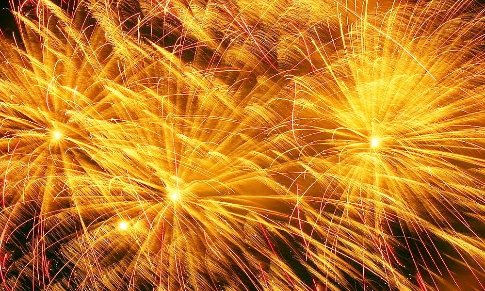 BrocksFireworks's tweet photo. " Gold Gold Gold " @BrocksFireworks Can You Do Gold Fireworks For Our Display Please, OKYDOKY :0 #fireworks #PyroGods #London https://t.co/rlWP57LZnf