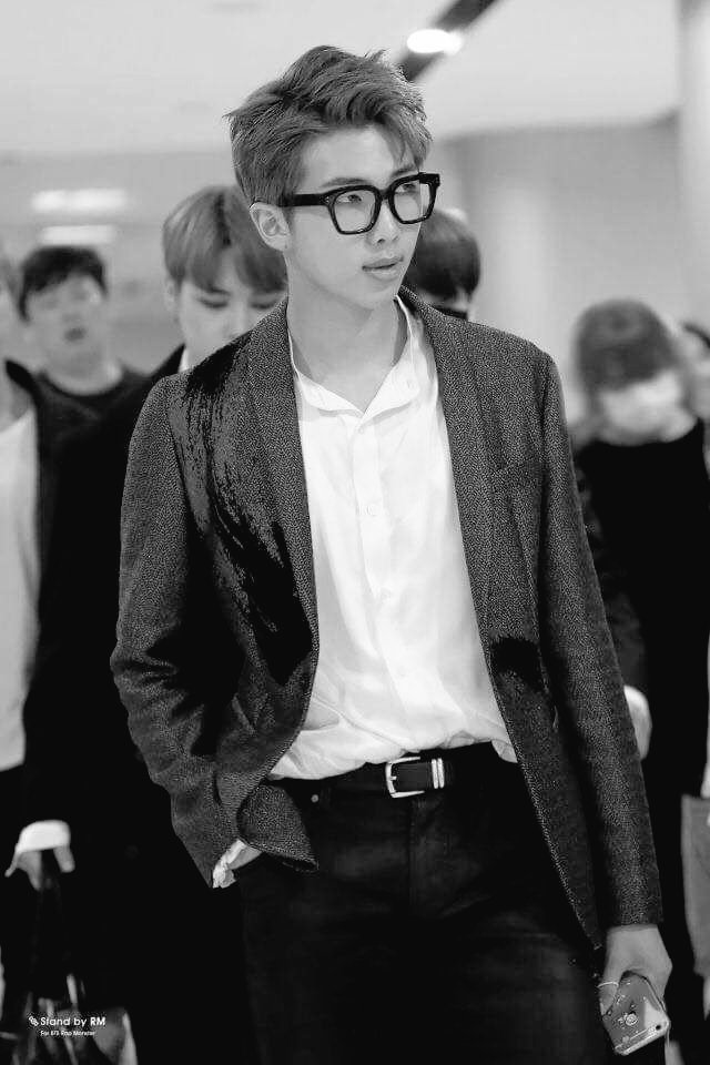 TeamBTSBrasil's tweet photo. SESSÃO DE FOTOS: NAMJOON BEST LEADER #2017BTSFESTA https://t.co/fUnl8sP2Mm