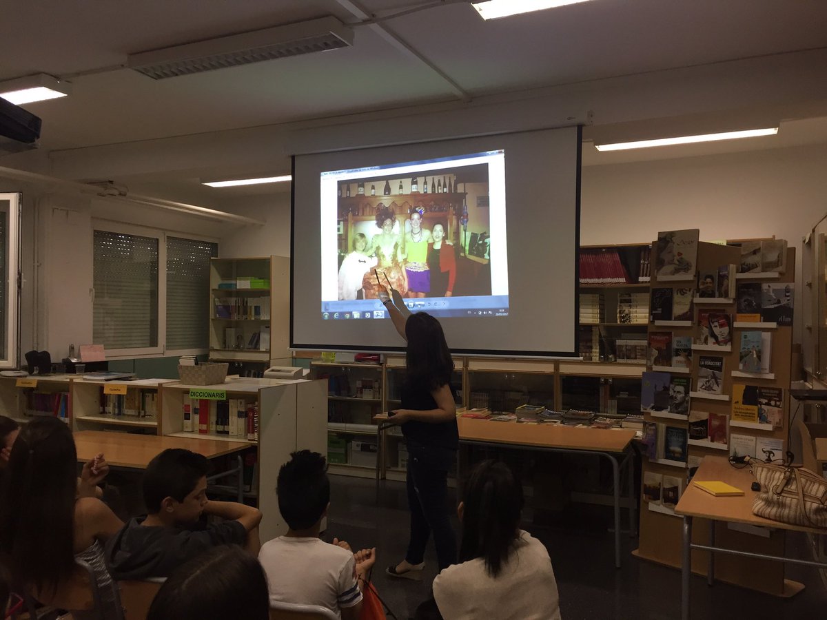 IESCotesBaixes's tweet photo. Con Rocio Castillo aprendiendo de sus diseños hechos con papel. #projecteglobal https://t.co/ibaZWISVEE