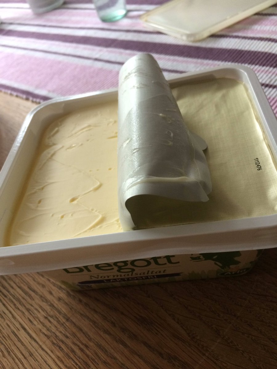 jesper_99's tweet photo. Förstår mig inte på folk som låter halva pappret sitta kvar? Varflr inte riva bort hela på samma gång? https://t.co/pGGGrzFvbZ