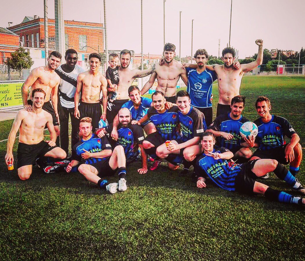 cdmalgrat1905's tweet photo. Fotografia post-partit celebrant la salvació #somdetercera #3cat16 @Gol_Cat @regionalfutbol @Portal7es https://t.co/uwB6mYLTiZ