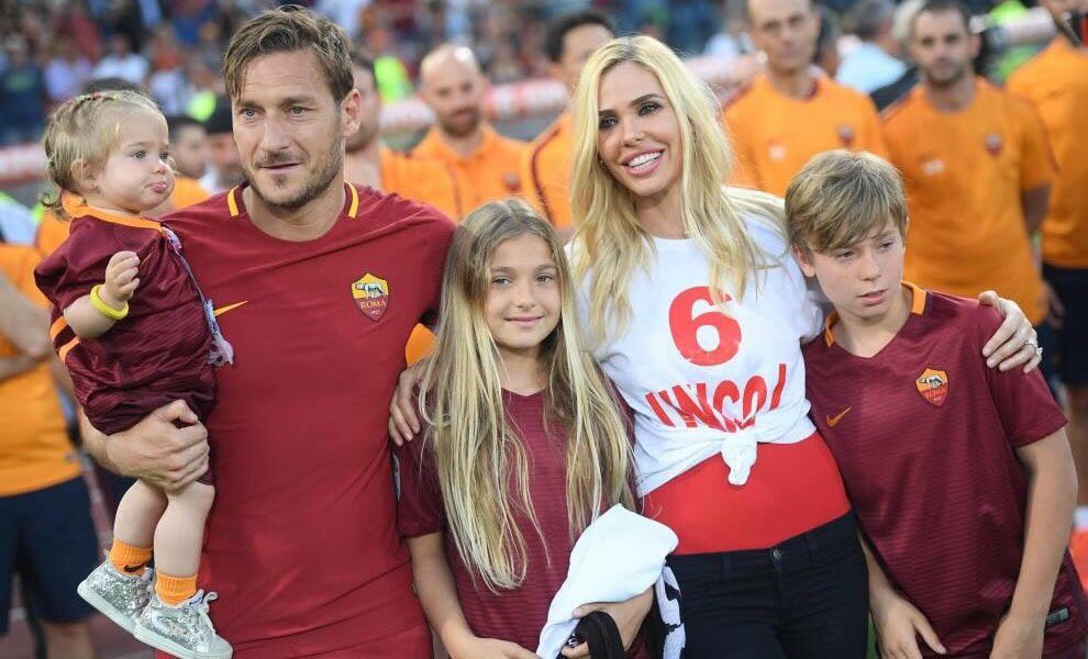 matins96's tweet photo. Ma che ne sanno i Beckham! #TottiNight #ThanksTotti #TottiDay https://t.co/W1nWMT4jBd