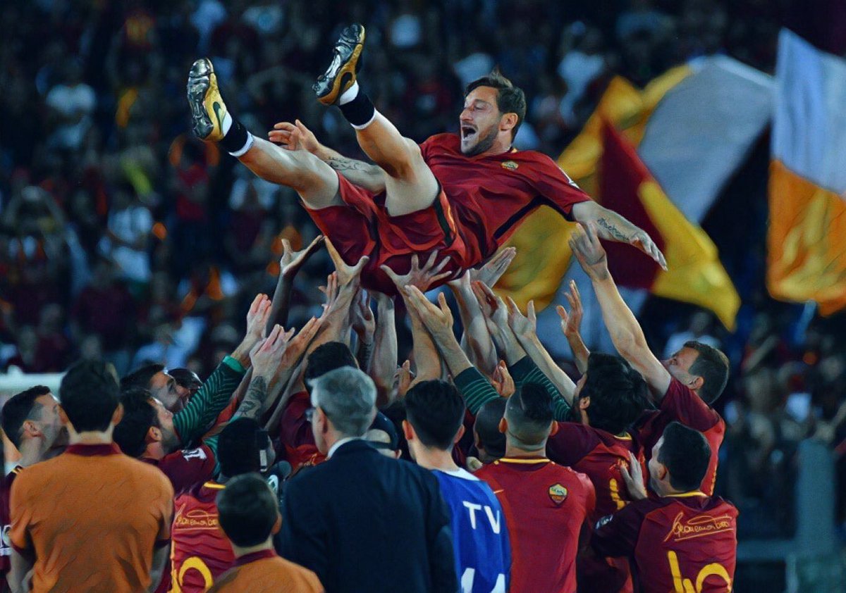 LukaFallica's tweet photo. Non alzeremo trofeo più bello di te 🏆

#Totti #TottyDay https://t.co/qsnYaQ8myg