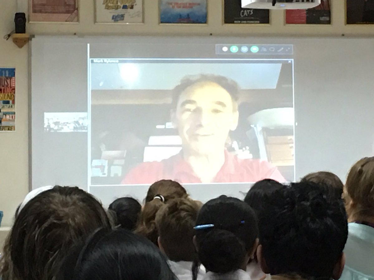Sir Mark Rylance talking to @isgdbgs students <a href="/ISGDistrict/">ISG District</a>
