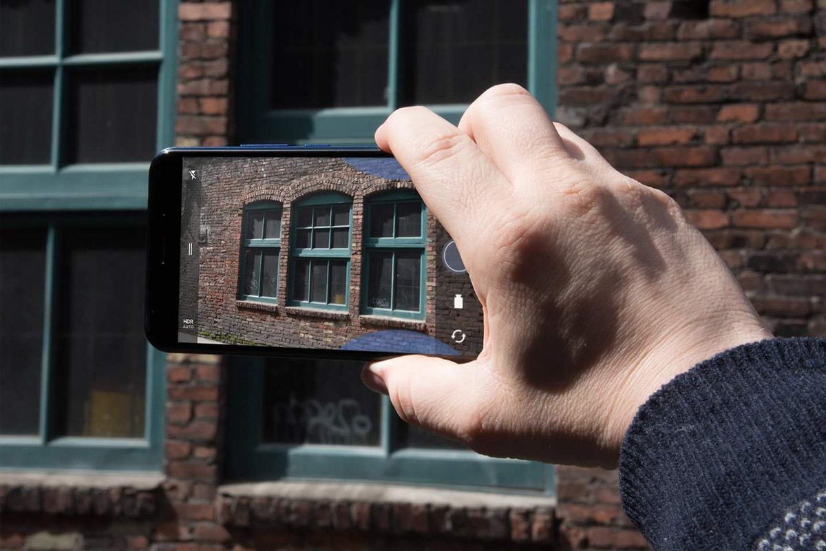 Одним нажатием на боковые грани ты можешь запустить камеру и сделать снимок. Edge Sense. Только в HTC U11.