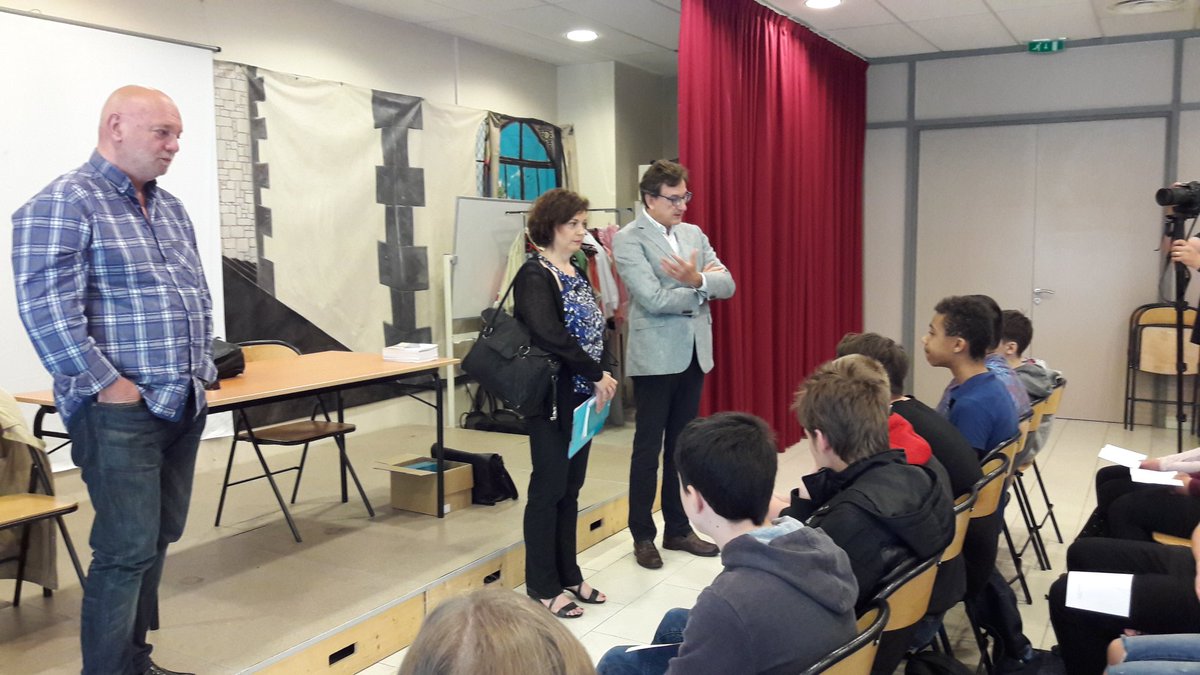 Aurelie5962's tweet photo. Ce matin, Michel Quint et @SoyerDominique interviennent au collège Michelet de Lens pour parler de la transition du bassin minier https://t.co/vDD4yh7bH1