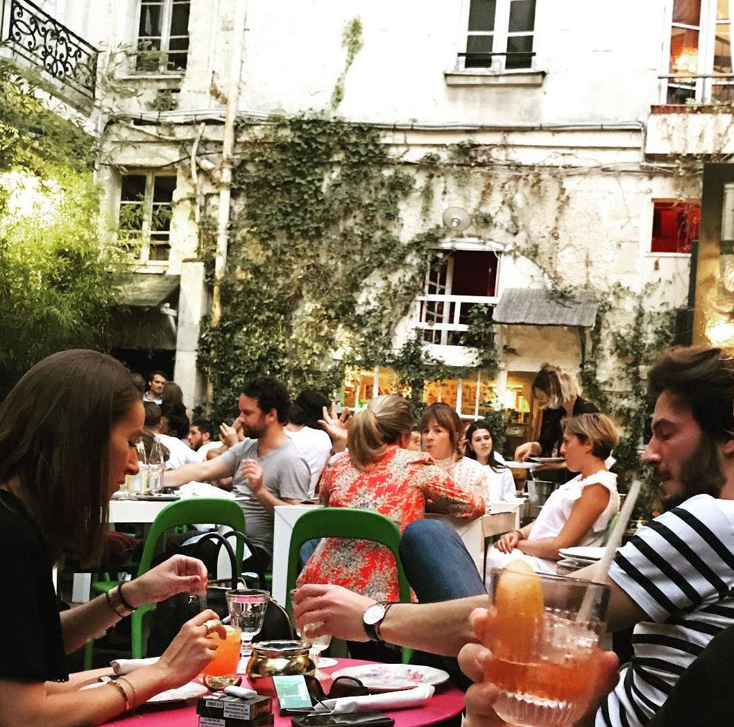 Derriereresto's tweet photo. La saison des terrasses est officiellement lancée au @Derriereresto 
@ryfer7 

#paris #restaurant #food #sun #france https://t.co/tJ9mFC9txP