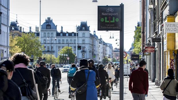 LPlesner's tweet image. A global first: innovative boards directing #cyclist to less crowded routes. Yes #Copenhagen has congested bike lanes! @CyclingEmbassy 🚲