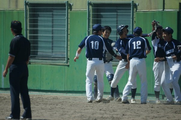 甲南大学で目立っていたのが♯１の田中慎二郎選手（飾磨高）・・・1回表は見ていないので第一打席は不明ですが、２打席連続でレフトオーバーのホームランを放っていましたね＾＾