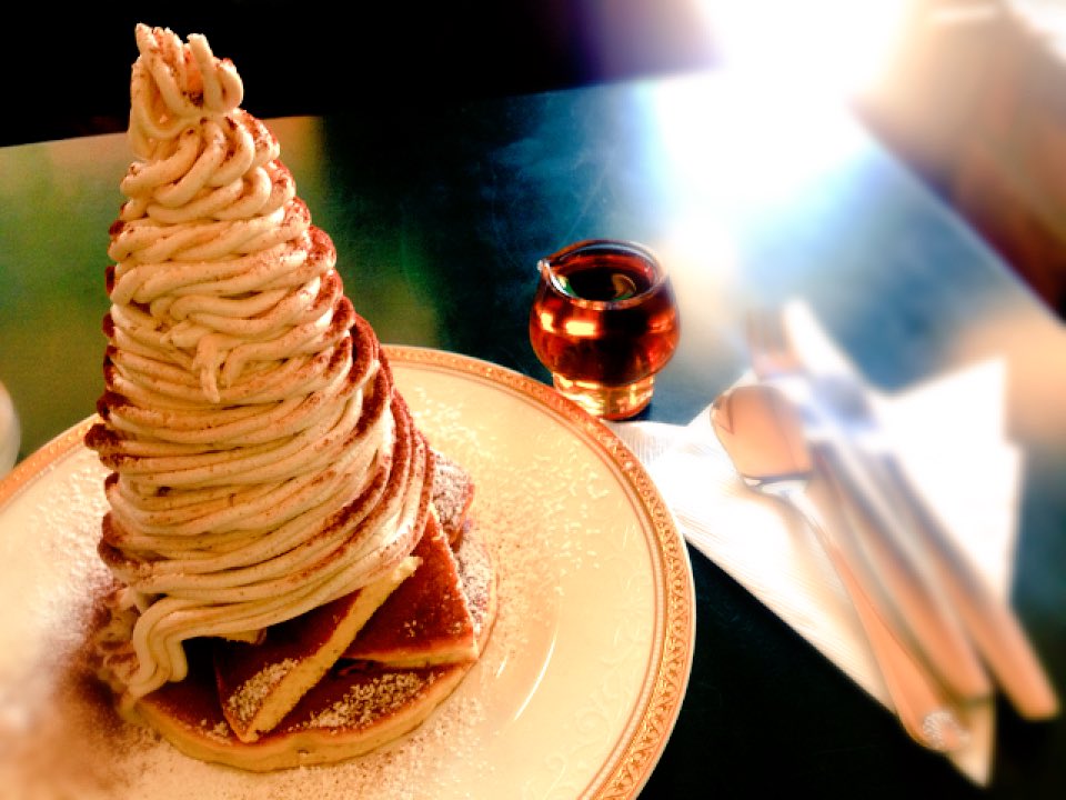 Coni太郎 用事で愛知の豊橋に行ってたのだがそこで寄った喫茶店三愛で食べたホットケーキ がとっても美味しかった 口に入れた瞬間 うま と叫びそうなほど衝撃的な美味さ 今まで私が食べていたホットケーキ概念を覆す味 みんな豊橋に寄ったら三愛