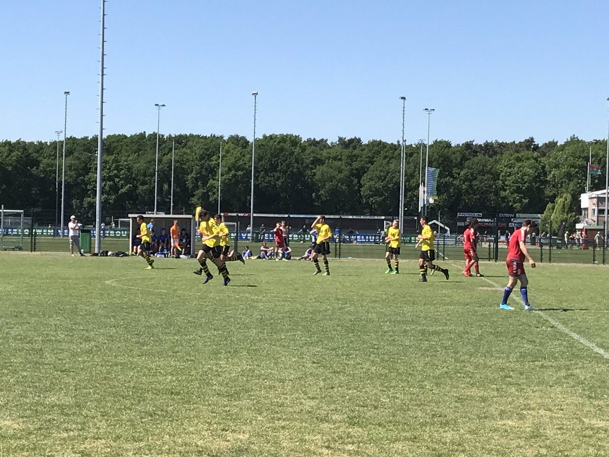 Majasa72's tweet photo. @jovlille  #huizengooimeercup doelpunten sprokkelen luidt de opdracht van U17 .. en dat hebben ze begrepen .. 2-0 halfweg! https://t.co/qCyGvIZf8H