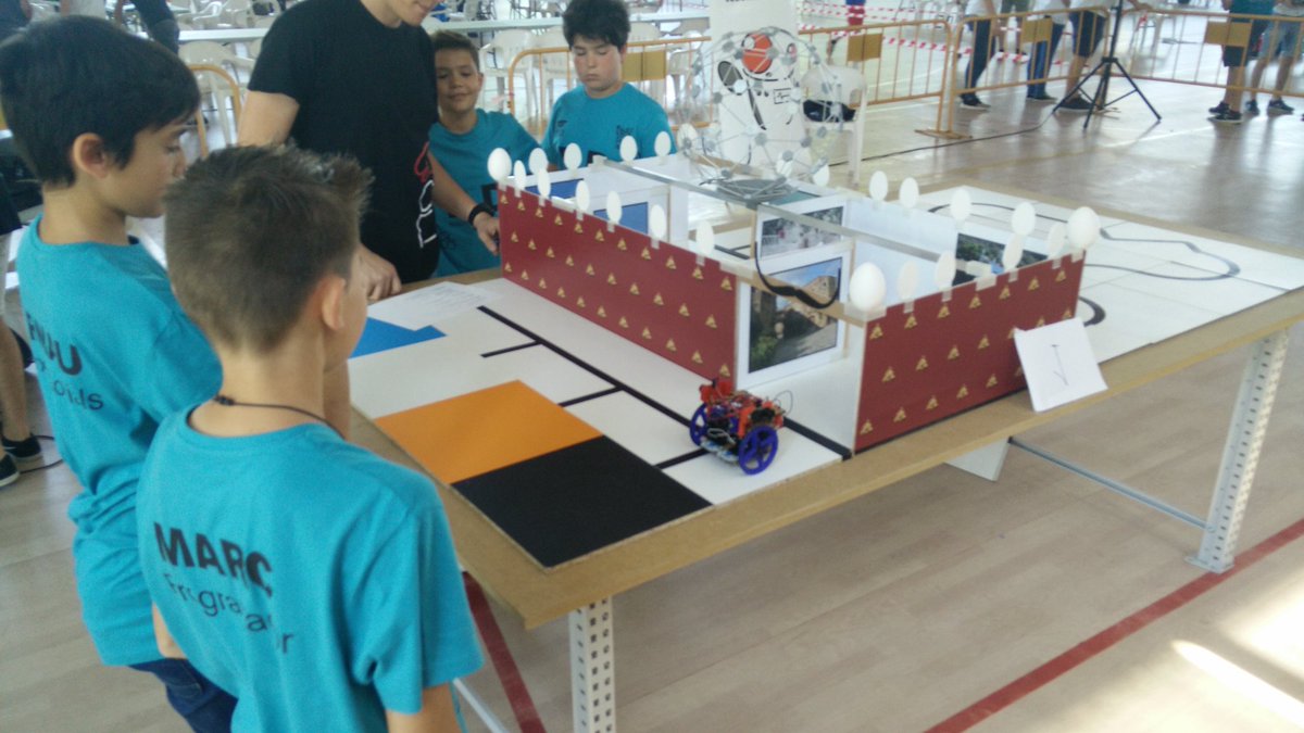 Make_and_Learn's tweet image. Vivint la #RoboCAT17 #GranFinalRoboCAT17 amb els dos equips de l&apos;Escola Castell de Dosrius. Un plaer!