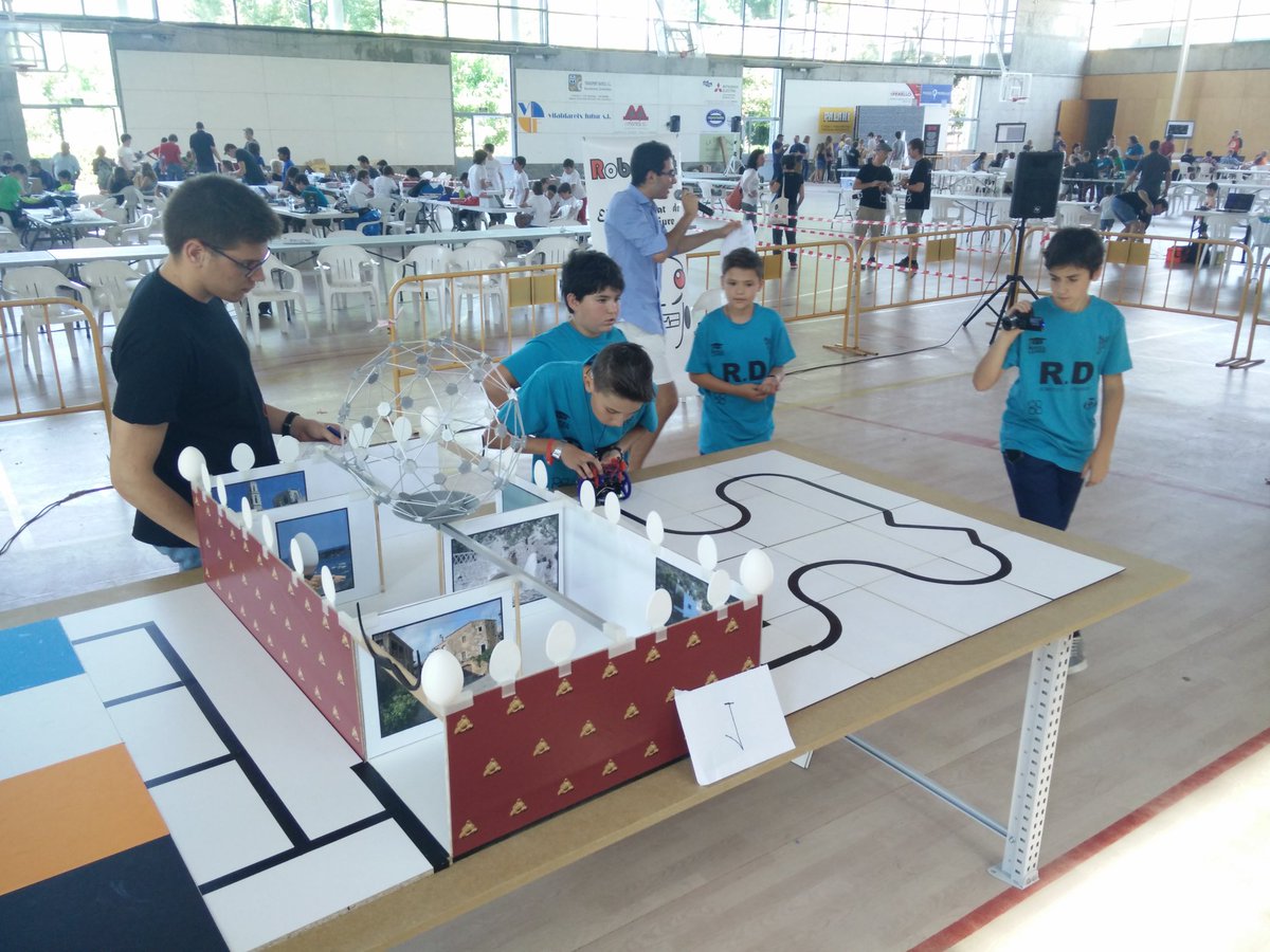Make_and_Learn's tweet image. Vivint la #RoboCAT17 #GranFinalRoboCAT17 amb els dos equips de l&apos;Escola Castell de Dosrius. Un plaer!