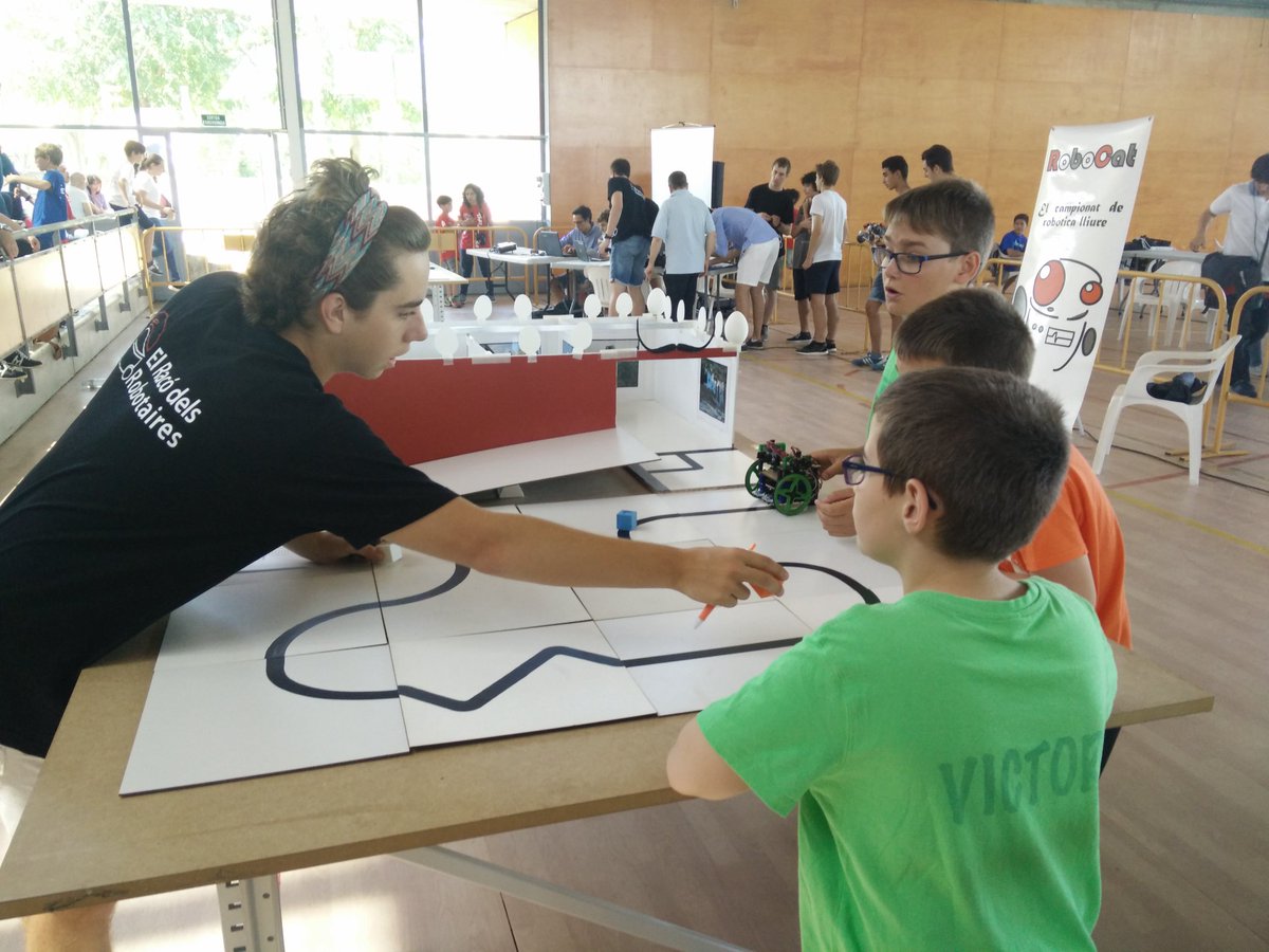 Make_and_Learn's tweet image. Vivint la #RoboCAT17 #GranFinalRoboCAT17 amb els dos equips de l&apos;Escola Castell de Dosrius. Un plaer!