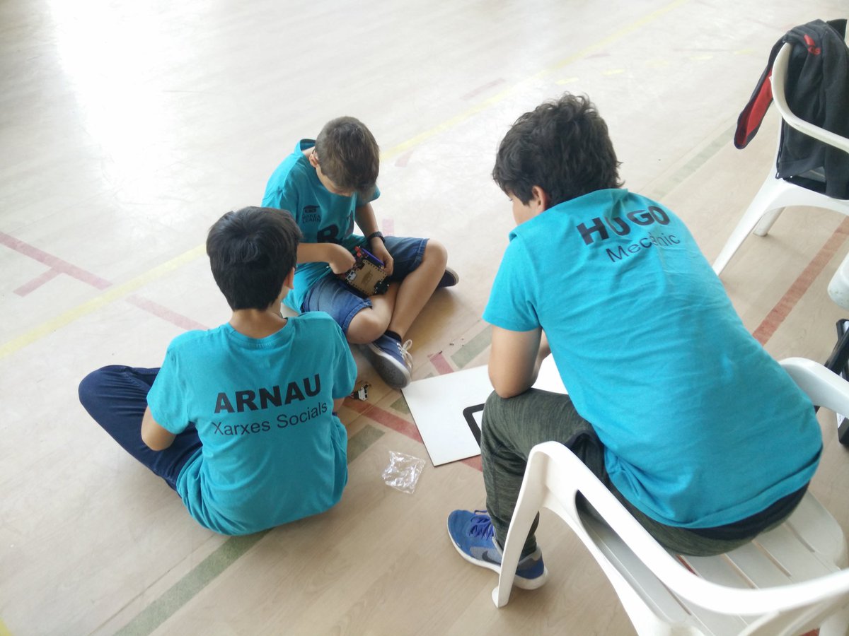 Make_and_Learn's tweet image. Vivint la #RoboCAT17 #GranFinalRoboCAT17 amb els dos equips de l&apos;Escola Castell de Dosrius. Un plaer!