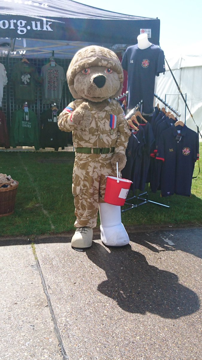 CI Parker took on work for lunch money <a href="/IWMDuxford_/">IWM Duxford</a> started off with spots of rain now brilliant Sunshine #airshow #whatwedo