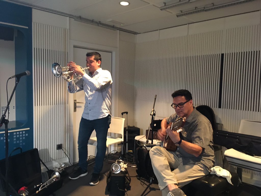 CapoFine's tweet photo. Hoy hemos estado con @pacho_flores y Pingüino González en @Avivir @La_SER con Javier del Pino, @DANIROVIRA @AnaMorgadeCFOfi @acmconcerts https://t.co/7ahjs8jbM2