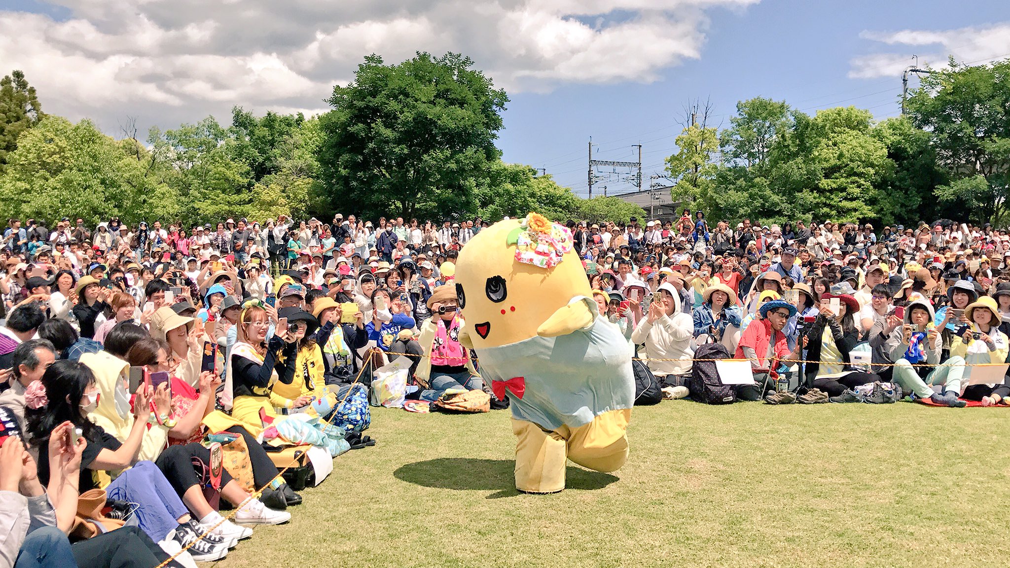 ふなっしー 三原さつき祭りに来てくれたみんなーありがとなっしー ヾ ノ天気も良くて最高だったなっしー 初広島だったけどあんまり滞在できなかったのが残念なっしなー また来れるようにがんがるなっしー 感謝感激梨汁ブシャー