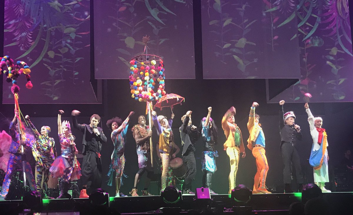 fernandez_su's tweet photo. When music and love conquer evil #TakeThat #WonderlandLive2017 https://t.co/1FPcK0iCMV