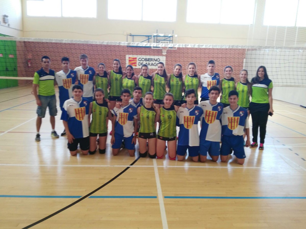 CFVilladeAlagon's tweet photo. Gran partido entre nuestros chicos del Villa cadete y las pequeñas guerreras. Fútbol y voley unido 💪🏼⚽️🏐😄 https://t.co/BMyIO006GY