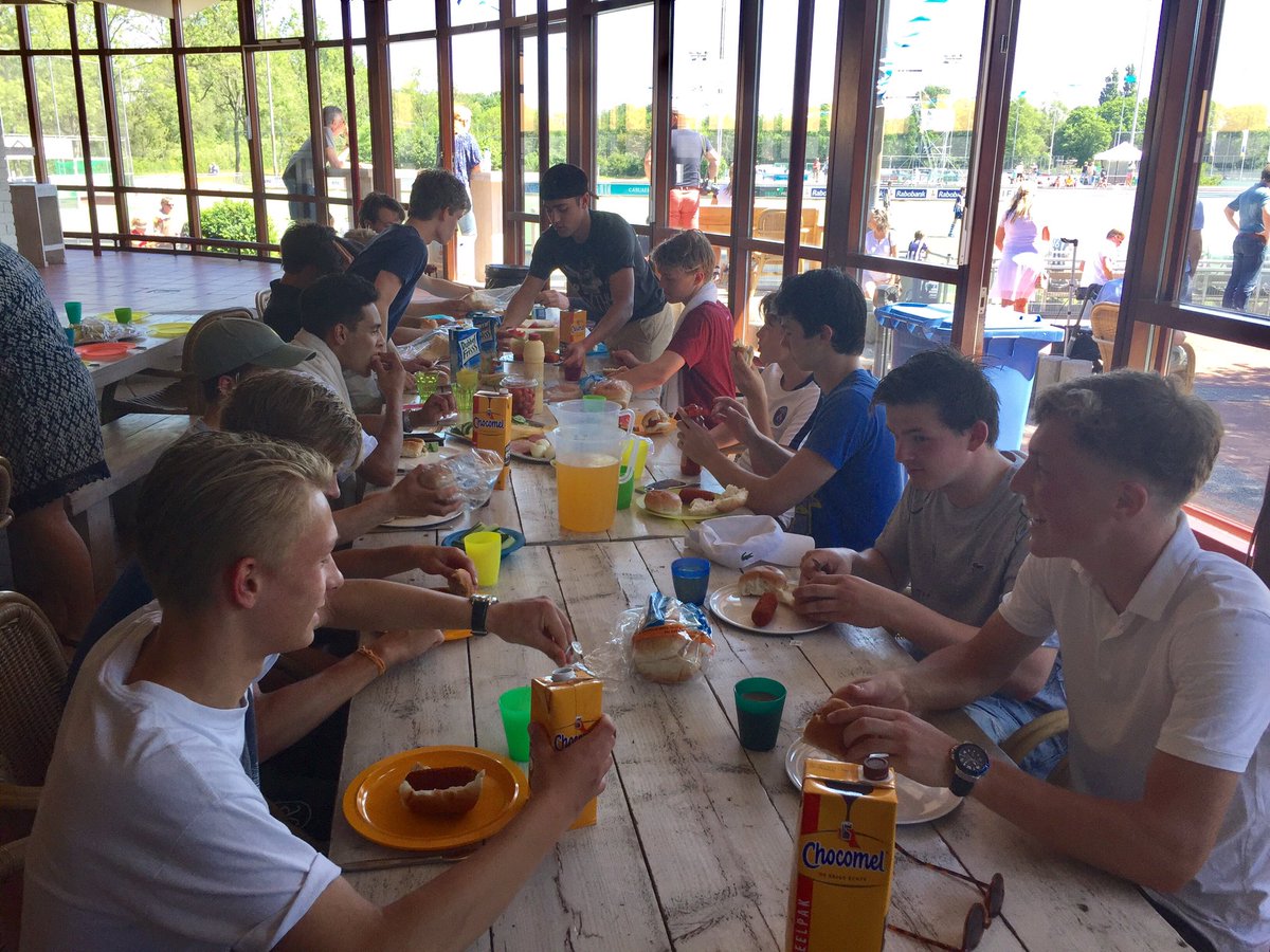 Goede afsluitende lunch <a href="/hdmonline/">Hockeyvereniging hdm</a>. #landelijkjongensA #hcrotterdam <a href="/HCRotterdamJB1/">HCRotterdamJB1</a> go for it!!!!