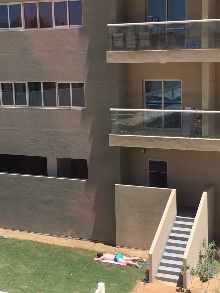 saaaashaaa's tweet image. Когда очень хочешь загорать, но у тебя закрытый бассейн 😅